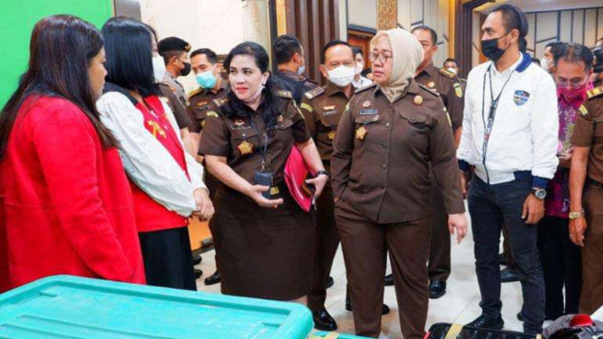 Putri Candrawathi pakai rompi merah