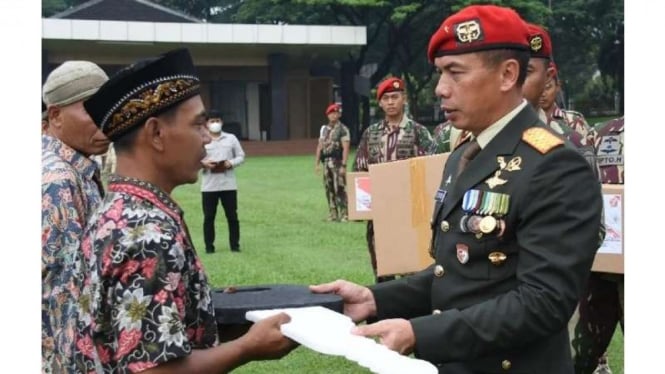 VIVA Militer: Wadanjen Kopassus berikan kunci rumah ke warga di HUT TNI ke-77