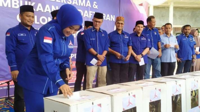 Sejumlah kader Partai Demokrat Aceh saat melakukan simulasi pendaftaran bakal calon anggota legislatif untuk pemilu tahun 2024 di Banda Aceh, Aceh, Rabu, 5 Oktober 2022.