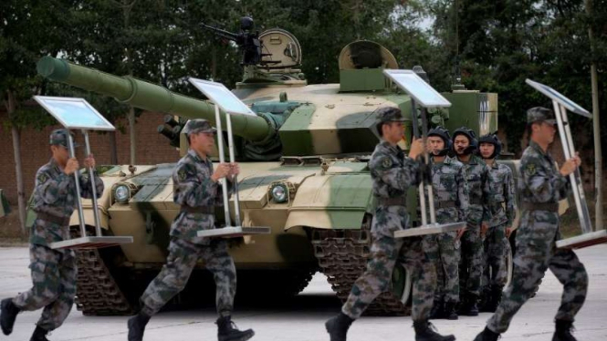 Tentara China PLA tunjukkan aksi lari cepat sebelum operasikan tank