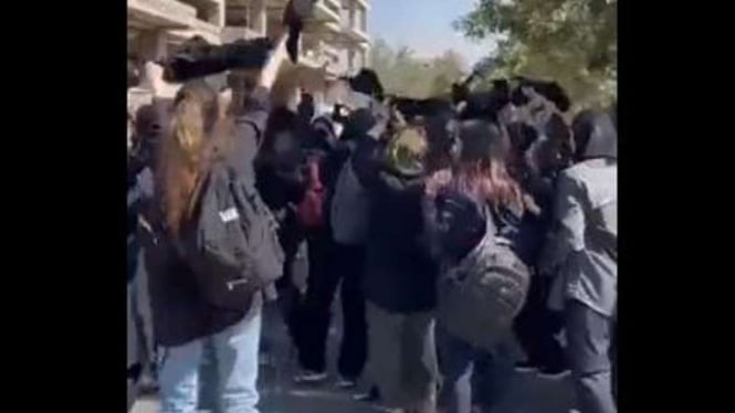 Para pelajar perempuan di Iran protes antihijab dan salahkan negara yang keras