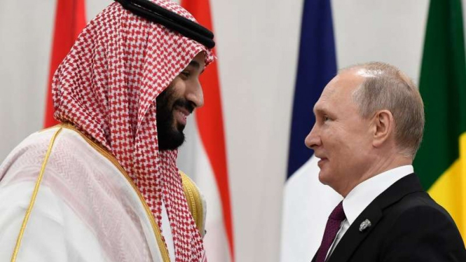 Vladimir Putin dan Pangeran Saudi MBS saat bertemu di G20 Osaka, Jepang