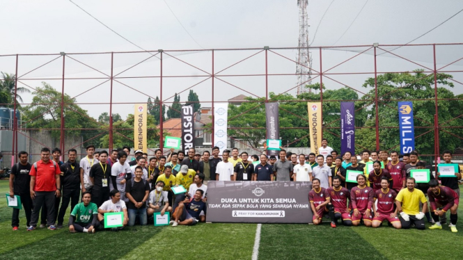 Menpora Amali memimpin hening cipta terkait tragedi Kanjuruhan sebelum membuka Mini Soccer Media Cup 2022 di Lapangan Triboon, Jakarta, Kamis (6/10). 