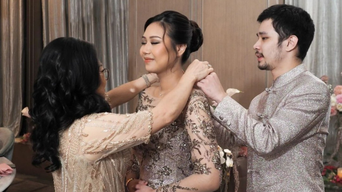 Sisca Kohl fitting baju tunangan.