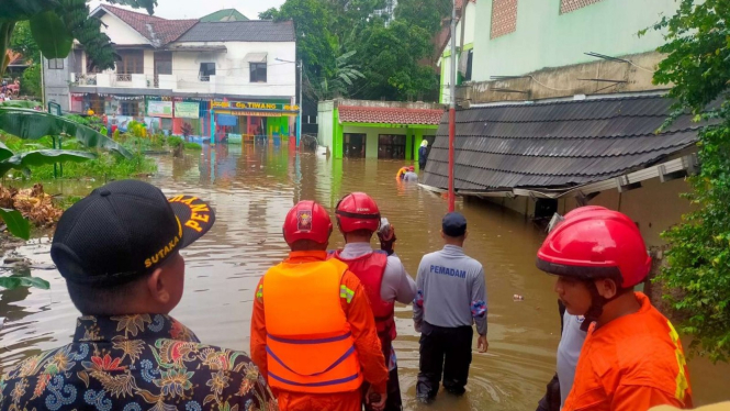 Tembok MTsN Pondok Labu roboh akibat diterjang banjir