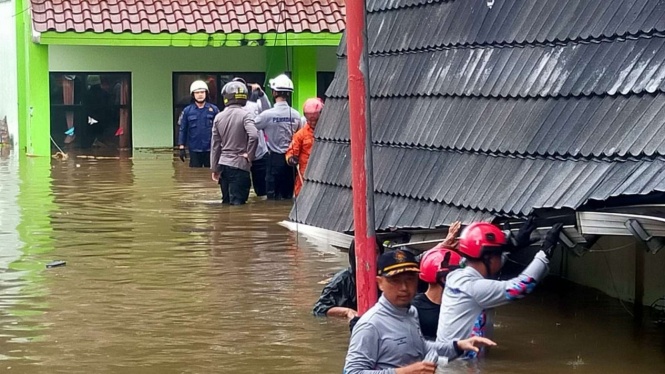Tembok MTsN Pondok Labu roboh akibat diterjang banjir