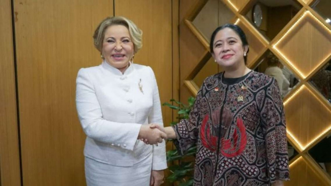 Ketua DPR RI Puan Maharani (kanan) saat bertemu dengan Ketua Dewan Federasi Majelis Federal Rusia Valentina Matvienko di Gedung DPR, Kompleks Parlemen, Jakarta, Kamis, 6 Oktober 2022.