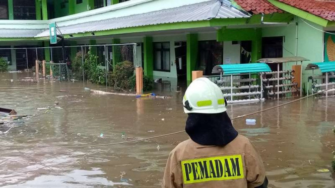 Banjir menggenangi MTsn 19 Pondok Labu, Jakarta Selatan
