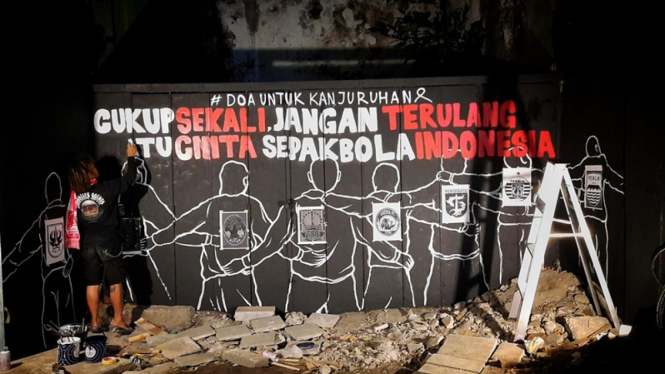 Mural aksi solidaritas tragedi Kanjuruhan