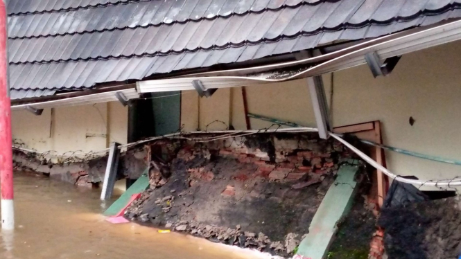 Tembok gedung MTsN 19, Pondok Labu, Jakarta Selatan roboh diterjang banjir.