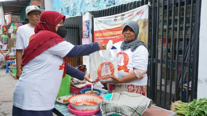 Relawan Puan Bagi-bagi Sembako di Surabaya