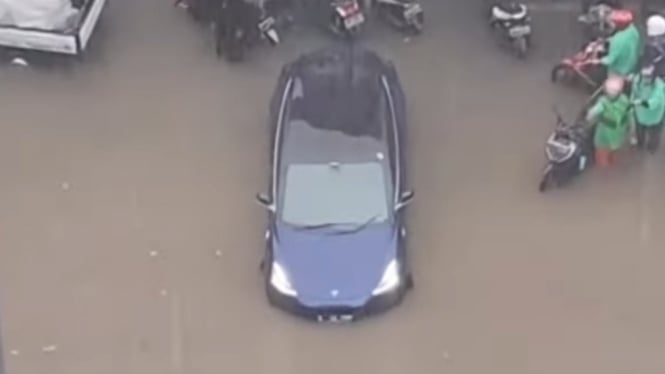 Tesla Model 3 terendam banjir di TB Simatupang