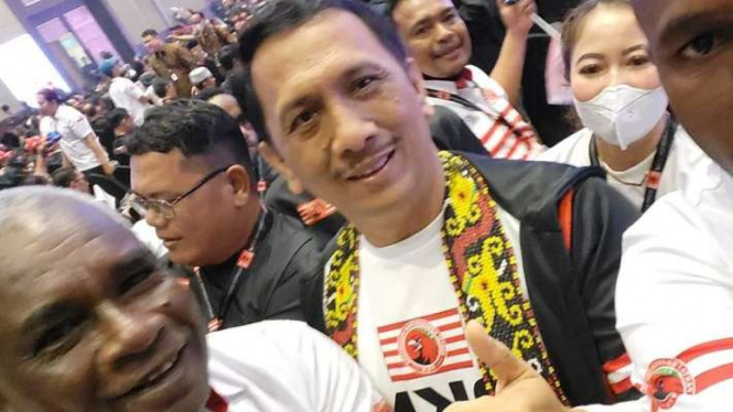 Ketua Umum Partai Kebangkitan Nusantara (PKN) Gede Pasek Suardika berswafoto bersama kader PKN di sela-sela Rakernas I PKN.