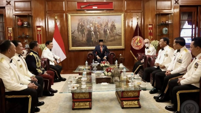 Presiden Jokowi dan para sesepuh TNI kumpul di ruang kerja Prabowo