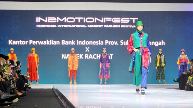 Peragaan busana kain adat modest di ISEF 2022.