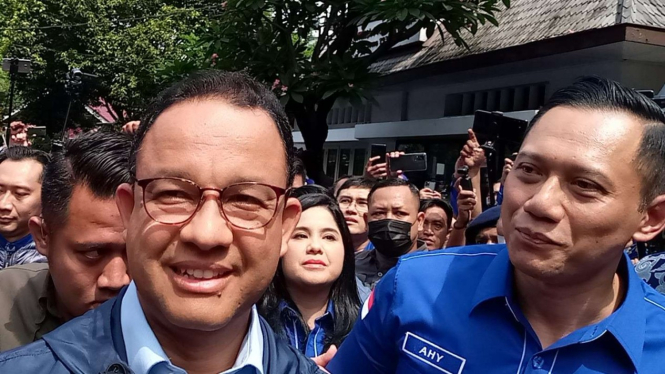 Gubernur DKI Jakarta Anies Baswedan bersama Ketua Umum Partai Demokrat Agus Harimurti Yudhoyono (AHY) di kantor pusat Partai Demokrat di Jakarta, Jumat, 7 Oktober 2022.