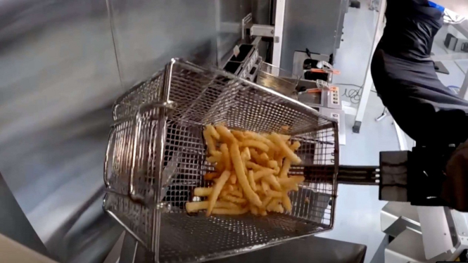 Flippy 2, robot yang bisa menggoreng berbagai makanan
