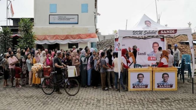 Sahabat Sandi Uno melakukan aksi borong semua lauk pauk puluhan warteg