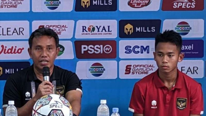 Pelatih Timnas Indonesia U-17 Bima Sakti dan pemainnya Habil Abdillah Yafi