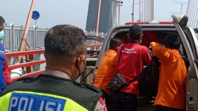 Petugas menangani kecelakaan maut di Jembatan Suramadu.