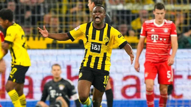 Pemain Borussia Dortmund Youssoufa Moukoko rayakan gol ke gawang Bayern Munich