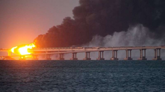 Ledakan di jembatan Krimea yang menuju Rusia