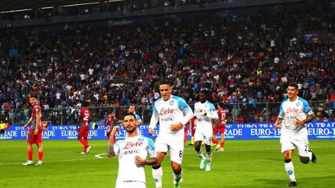 Matteo Politano dari Napoli merayakan gol. Matteo Politano dari Napoli merayakan gol.