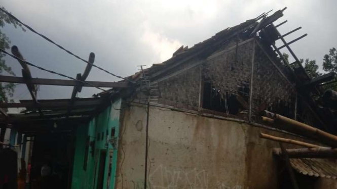  Kondisi atap rumah warga pasca terjangan puting beliung di Depok