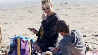 Fakta-fakta Adam Levine dan Behati Prinsloo Nikmati Pantai, Cuek Isu Selingkuh
