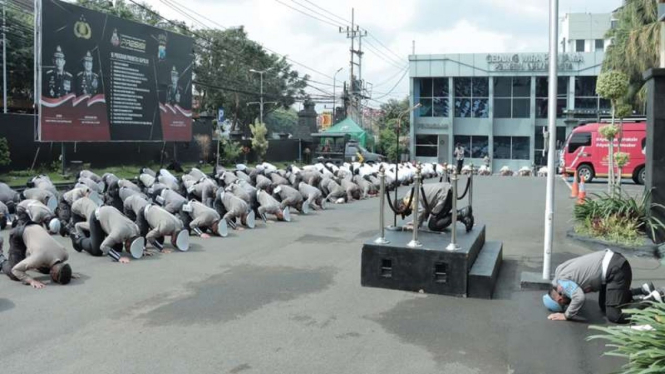 Anggota Polresta Malang Kota bersujud