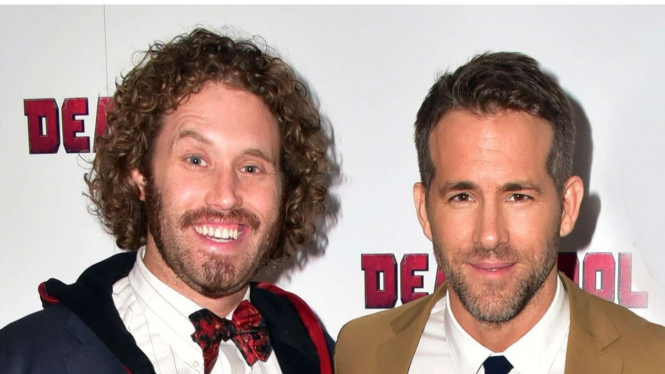 T J Miller dan Ryan Reynolds