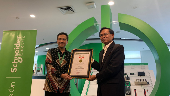 Penyerahan rekor MURI untuk Schneider Electric.