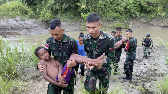 VIVA Militer: Prajurit TNI AD berhasil selamatkan 2 bocah hanyut di Sungai Papua