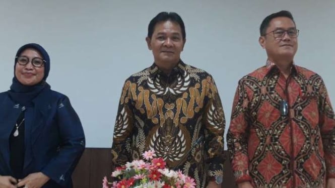 Ketua Dewan Kehormatan Penyelenggara Pemilu (DKPP) Heddy Lugito (tengah) di kantor Kementerian Hukum dan Hak Asasi Manusia RI memberikan keterangan pers kepada awak media massa di Jakarta, Selasa, 11 Oktober 2022.