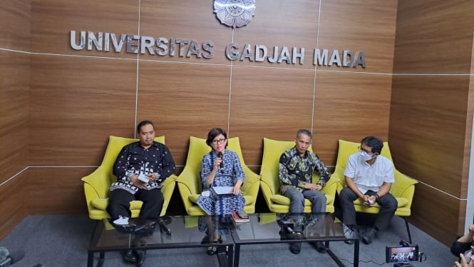 Rektor UGM Ova Emilia dan jajarannya.