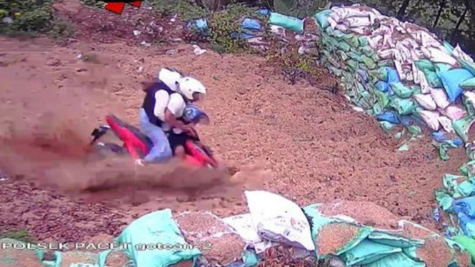 Rekaman CCTV motor yang ditumpangi satu keluarga kecelakaan di Cangar-Pacet