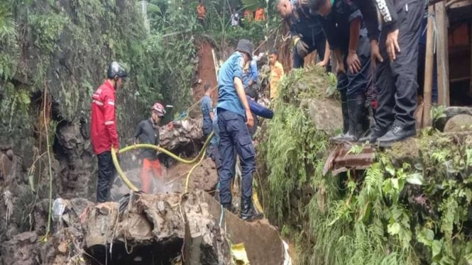 Proses pencarian pemotor yang terseret banjir di Bogor