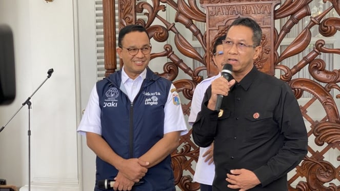 Gubernur DKI Anies Baswedan bersama Pj Gubernur terpilih Heru Budi Hartono