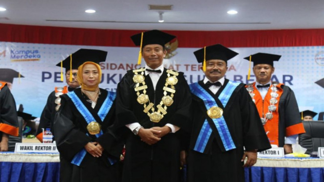 Prof Dr Rr Eko Susetyarini, Dosen Universitas Muhammadiyah Malang (kiri)