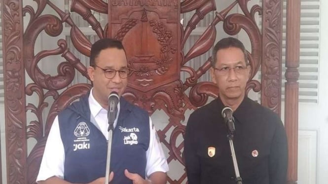 Gubernur DKI Jakarta Anies Baswedan (kiri) bersama Pj Gubernur Heru Budi Hartono