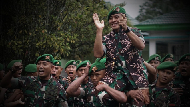 VIVA Militer: Pangdam Mulawarman, Mayjen TNI Tri Budi dan pasukan Yonif 623/BWU.