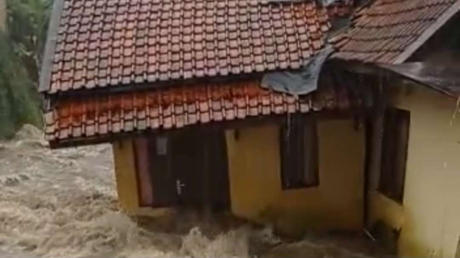 Hujan mengakibatkan banjir di Bogor, Jawa Barat, Rabu, 12 Oktober 2022.