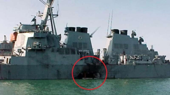 VIVA Militer: Kapal perusak USS Cole (DDG-67) rusak terkena bom