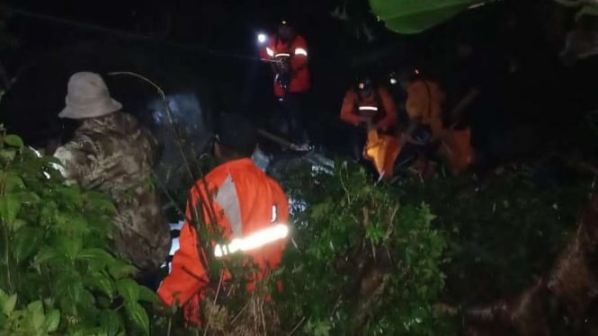 Tim SAR melakukan pencarian korban terbawa arus di kawasan Curug Kembar, Bogor.