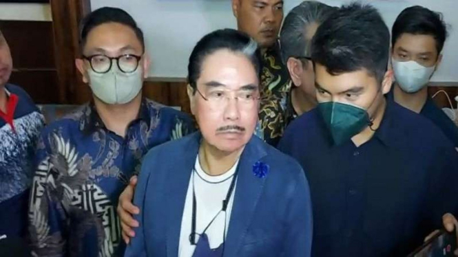 Pengacara Hotma Sitompul memberikan keterangan terkait kasus artis Rizky Billar.