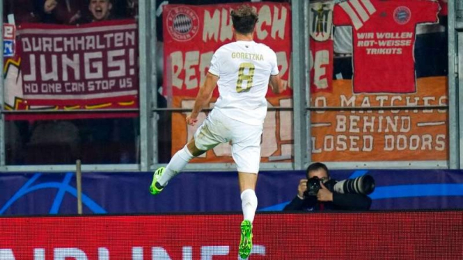 Pemain Bayern Munich, Leon Goretzka rayakan gol.