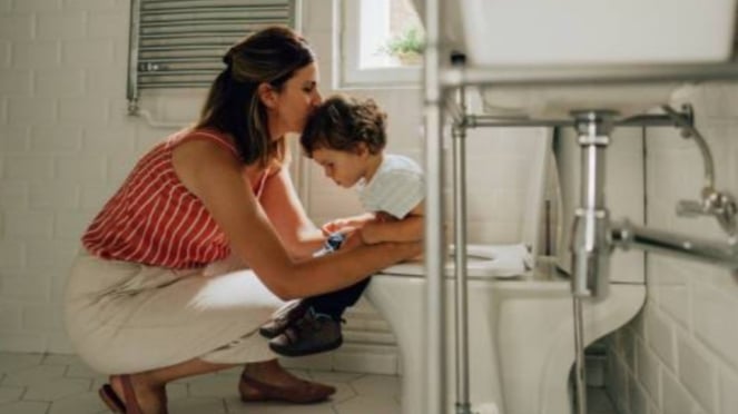 Fotos de padres enseñando a sus hijos a ir al baño.