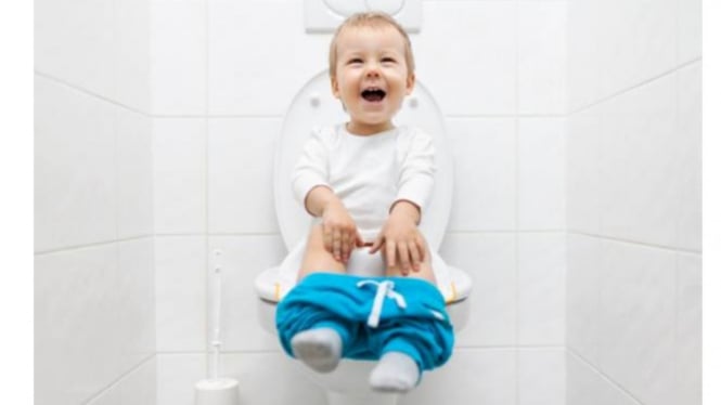 Ilustrasi orang tua ajarkan anak toilet training