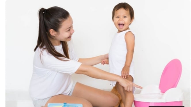 Fotos de padres enseñando a sus hijos a ir al baño.