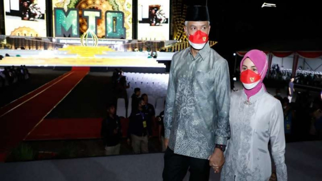 Gubernur Jawa Tengah Ganjar Pranowo dan istri